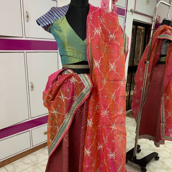 ENSEMBLE LEHENGA: Vibrant. Stands out. Choli 32-34. STUNNING DUPATTA! - Picture 8 of 17